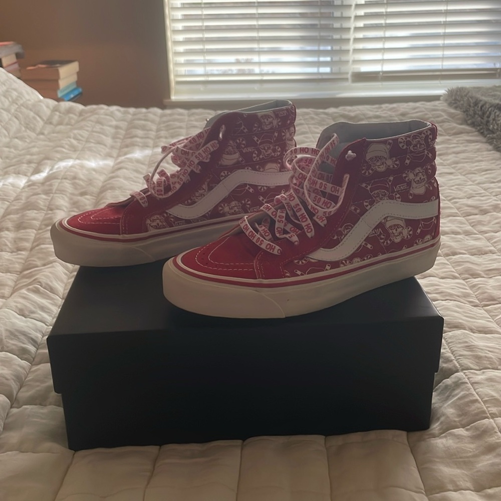 EUC Rare Womens Santa Skull Holiday Vans